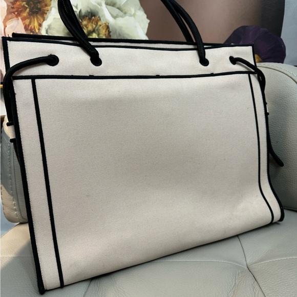 Fendi Large Roma Lea Tote Bag. - Picture 4 of 11